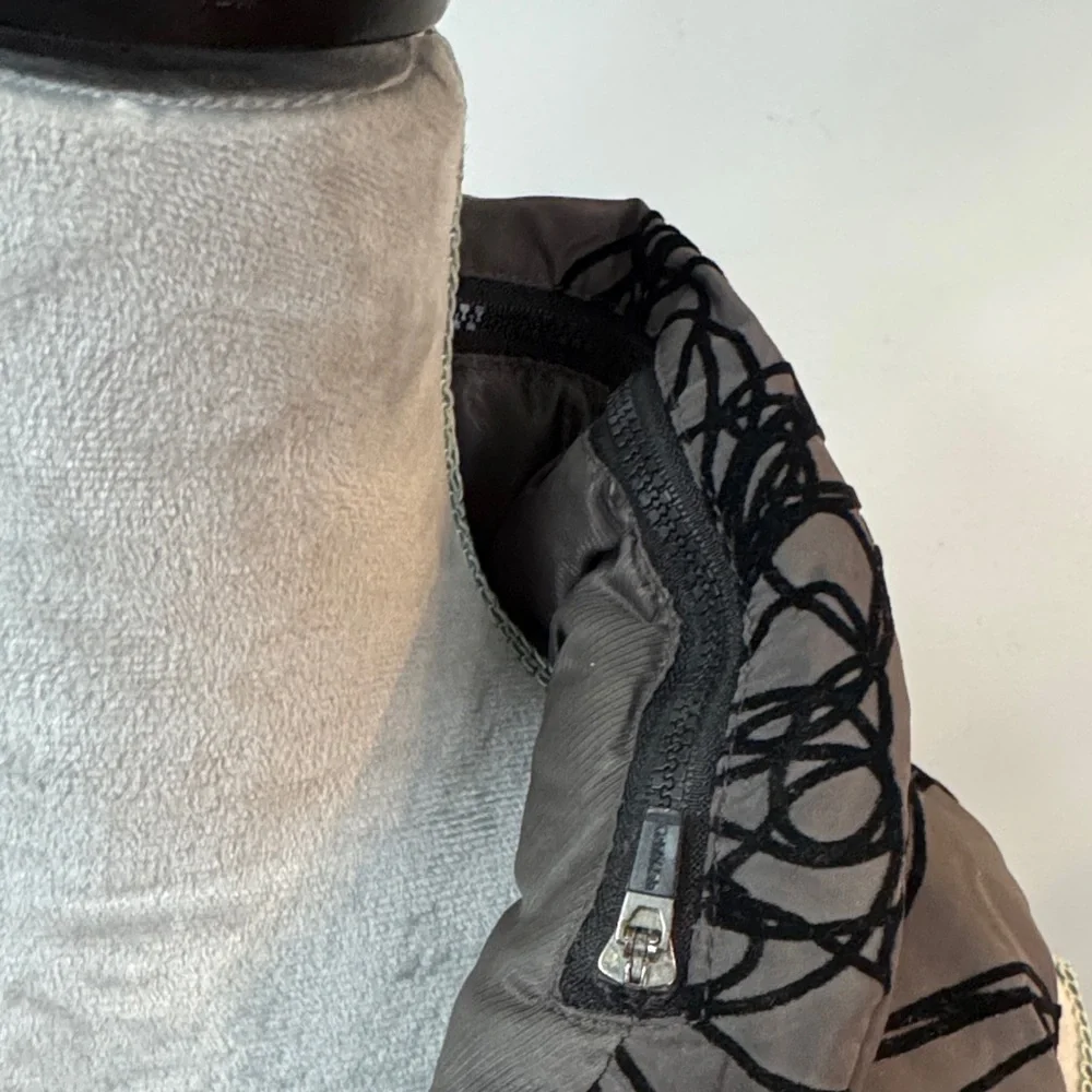 Calvin Klein velour scribble Gray and Black Patterned Puffer Vest EUC M - Picture 8 of 14